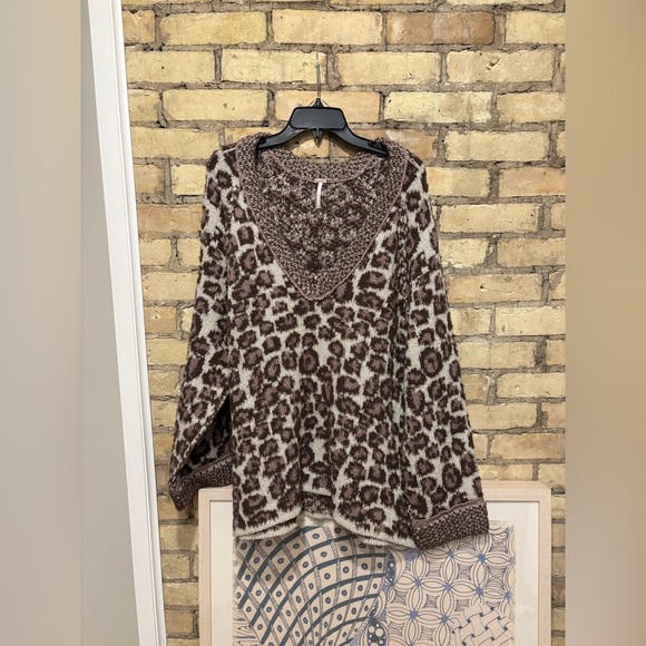 new Free People little animal v neck pullover sweater in grey antler leopard - Picture 5 of 8